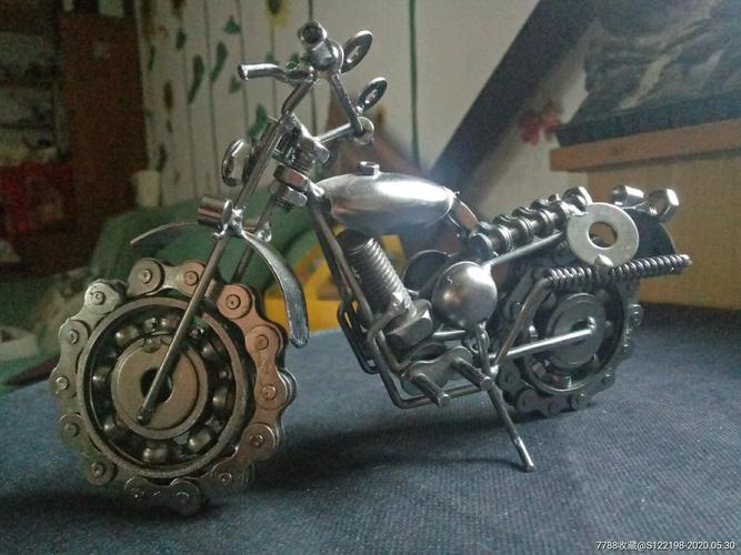 废旧金属零件制作的摩托车摆件